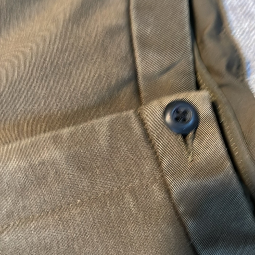Lululemon olive green pants back zippers, but in front - Picture 10 of 12